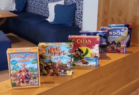 Brettspiele auf Regal aufgestellt