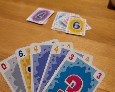 Buntes Kartenspiel, bei dem Karten in einer Hand gehalten werden