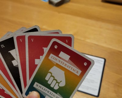 Buntes Kartenspiel, bei dem Karten in einer Hand gehalten werden