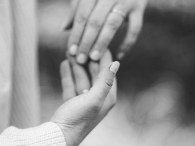 Schwarz-weiß Bild wie sich zwei Hände berühren