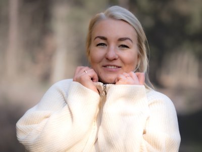 Gina Gerhardt mit weißen Pullover