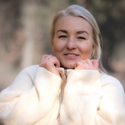 Gina Gerhardt mit weißen Pullover