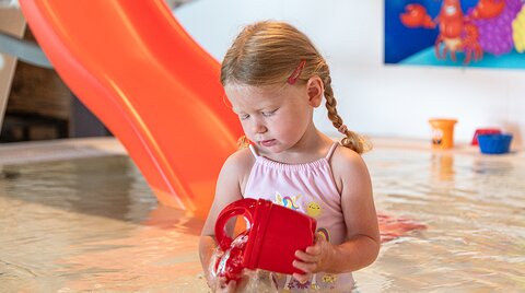 Kleinkinder im Baby- und Kleinkinderbecken