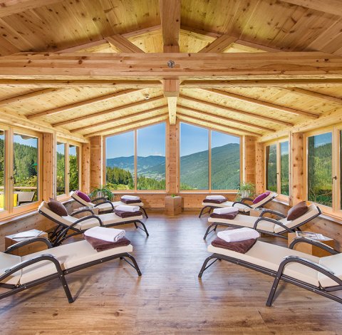 Ruheraum mit Liegen und Panoramablick auf die Berge