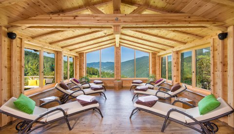 Ruheraum mit Liegen und Panoramablick auf die Berge