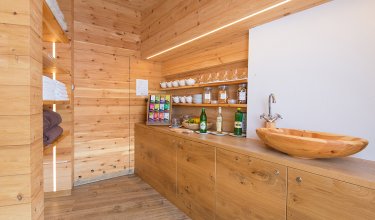 Teestation mit Holzwaschbecken und Regalen für Getränke