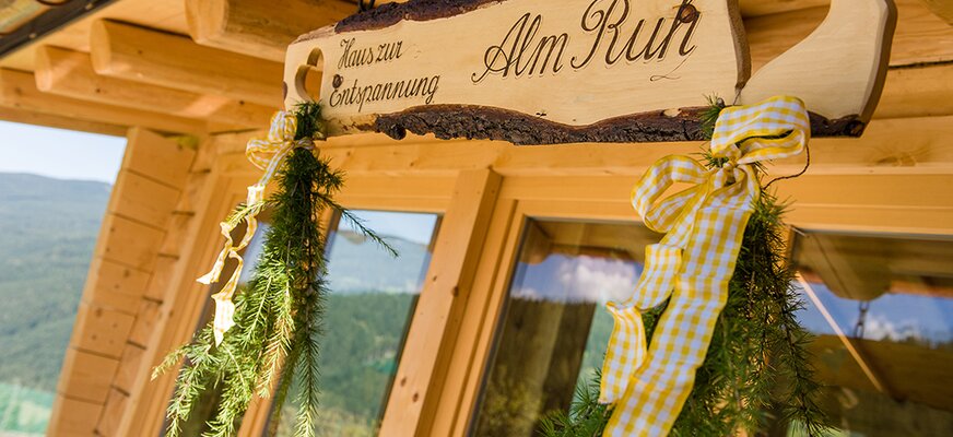 Türschild über dem Panoramafenster der „Alm Ruh”