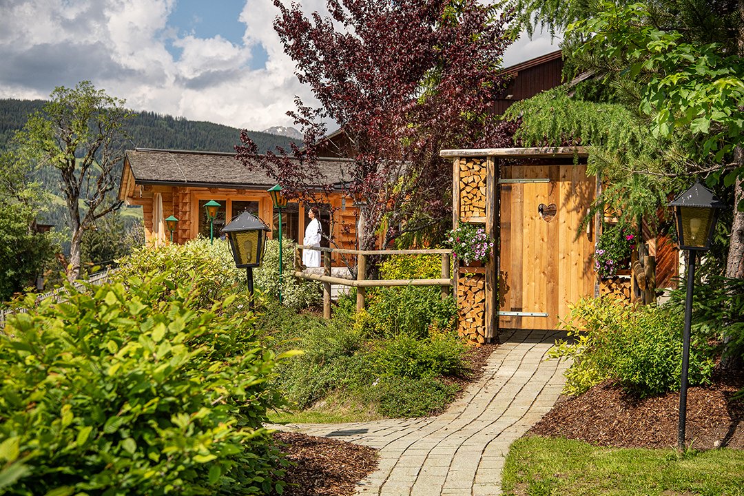 Gartenweg zur Holzsauna mit herzförmiger Tür