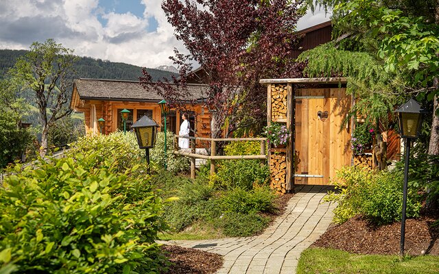 Außenansicht der beiden finnischen Blockhaus-Saunen