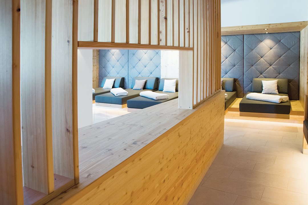 Moderner Spa-Ruheraum mit Liegen und Holzgestaltung