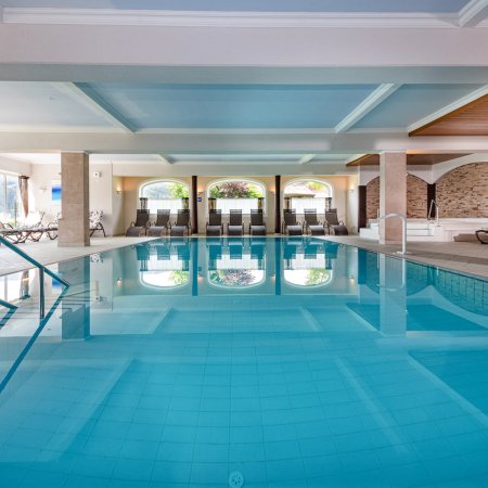 Blick über das ruhige Hallenbad mit Relaxliegen im Hintergrund