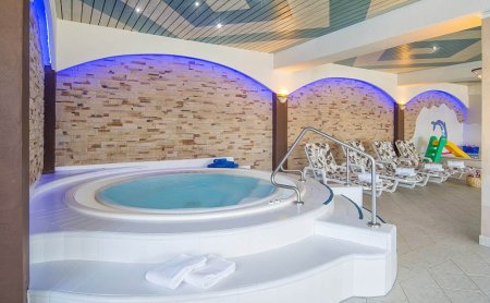 Whirlpool mit Einstieg und Blick auf Liegebereich und Planschbecken