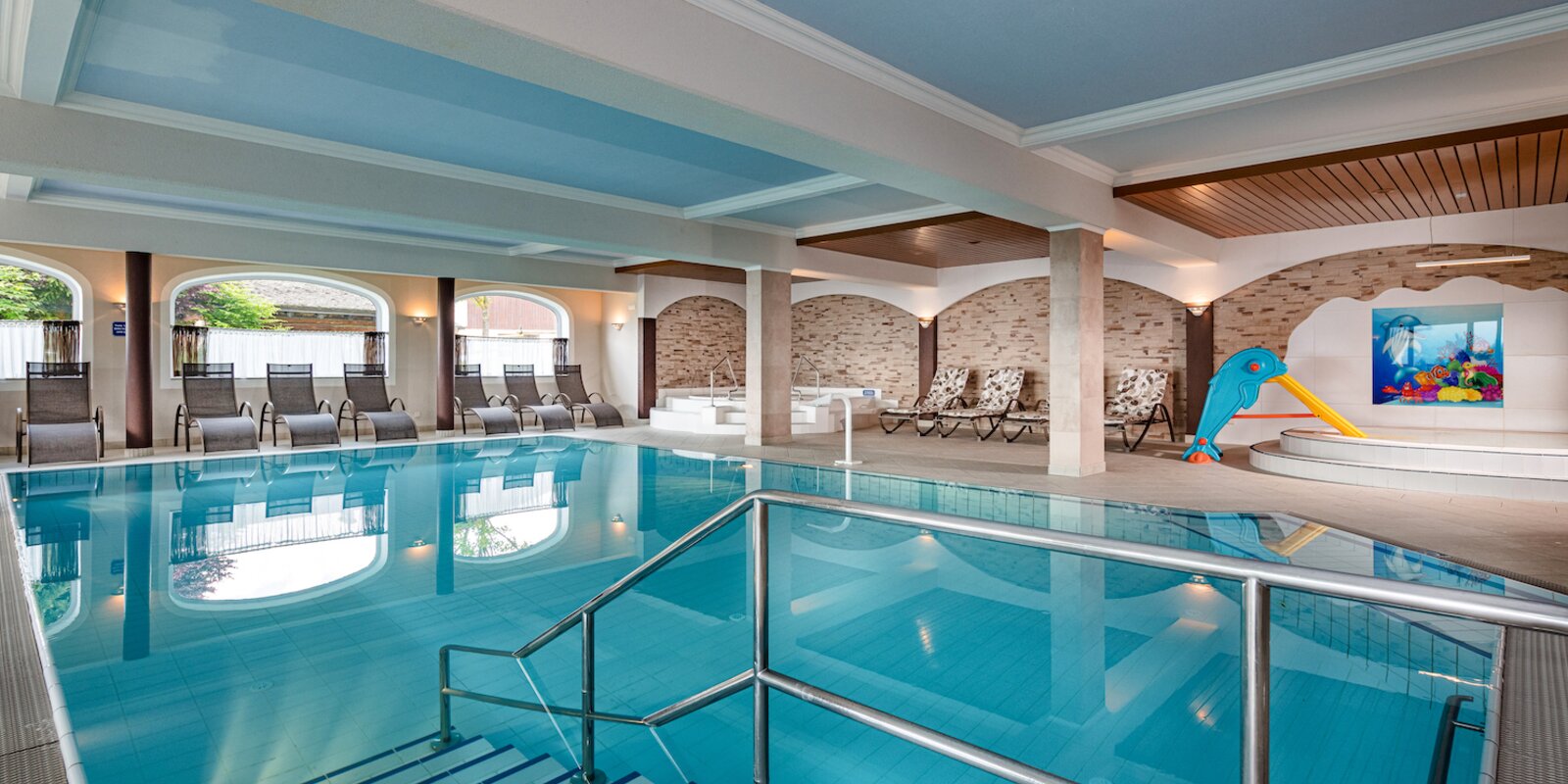 Aufnahme vom Hallenbad mit Kinderbecken