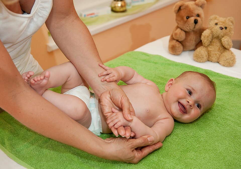 Baby erhält eine Massage