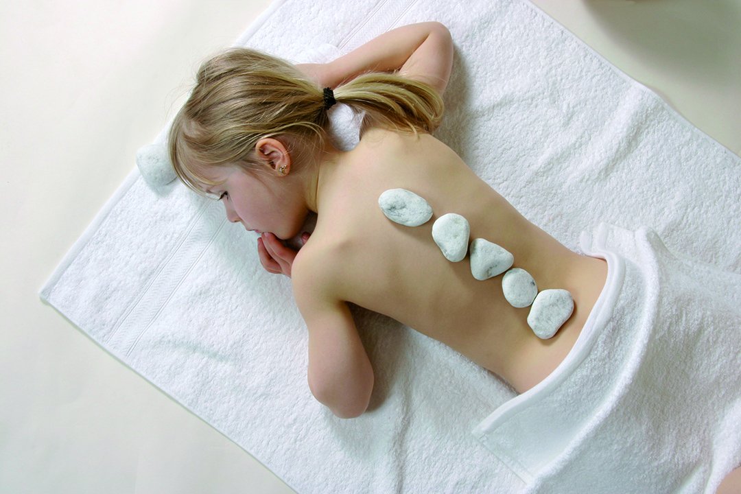 Hot-Stone-Massage für Kinder mit weißen Steinen
