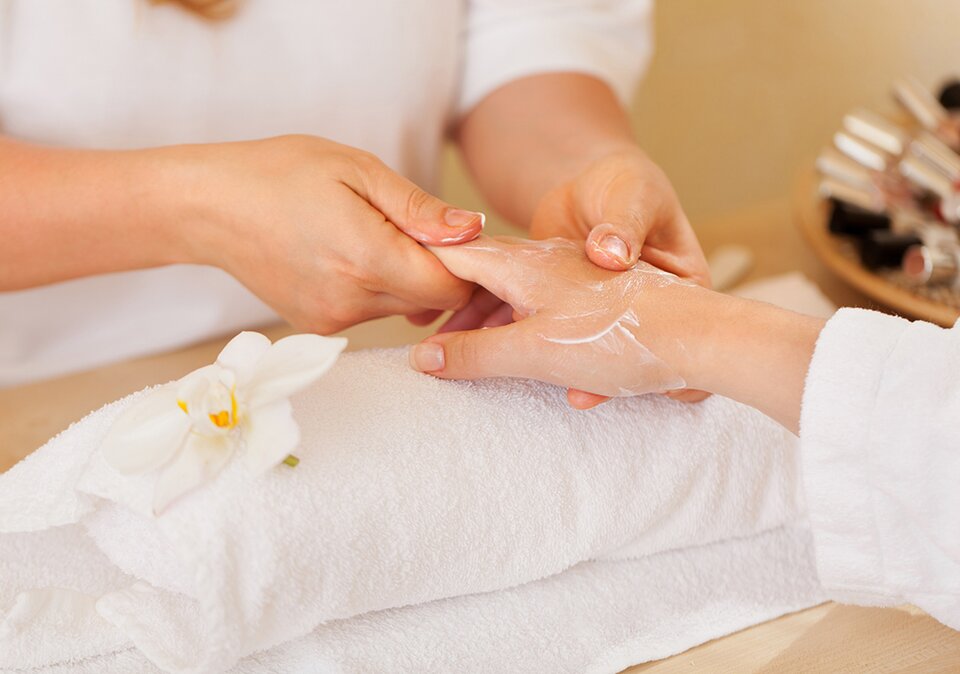 Gast bei der Hand- und Nagelpflege