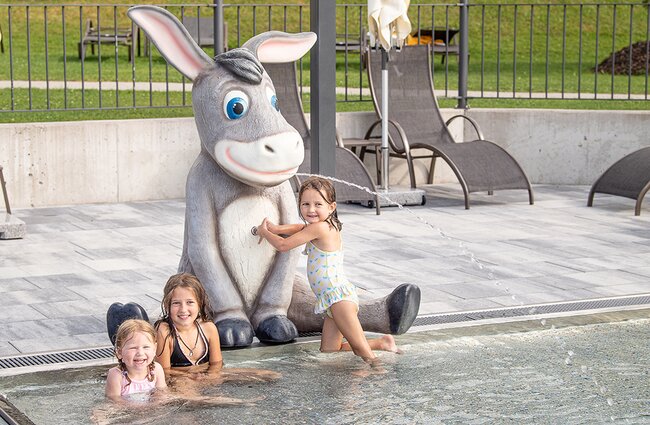 Baby und Kleinkinder im Outdoor-Kleinkinderbecken