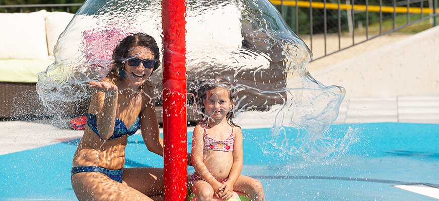 Mutter mit Kind im Springbrunnen-Paradies