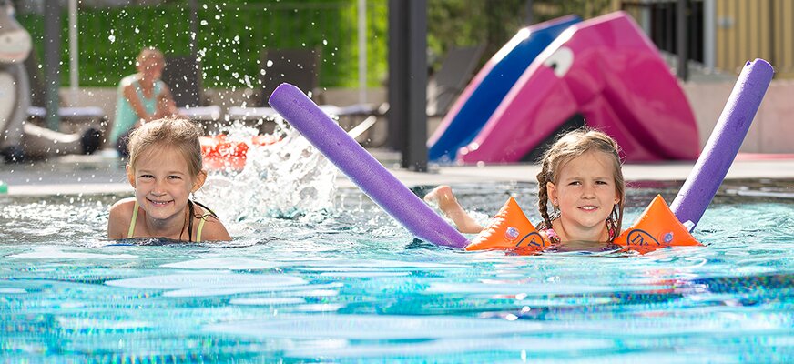 Kinder beim Planschen im Outdoor-Pool