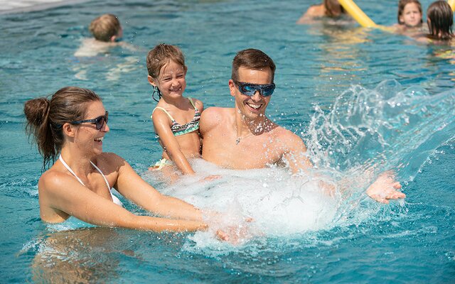 Familienzeit im Freischwimmbad