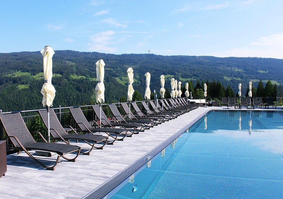 Detailaufnahme der Liegen am Outdoor-Pool