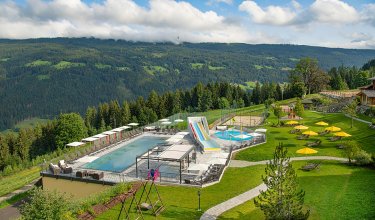Panoramablick auf Poollandschaft und Spielbereich in den Bergen