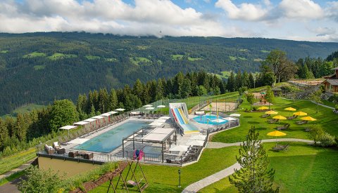 Panoramablick auf Poollandschaft und Spielbereich in den Bergen