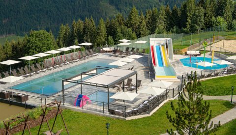 Badeparadies mit Pool, Rutschen und Wasserspielplatz
