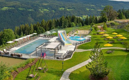 Panoramablick auf Poollandschaft und Spielbereich in den Bergen