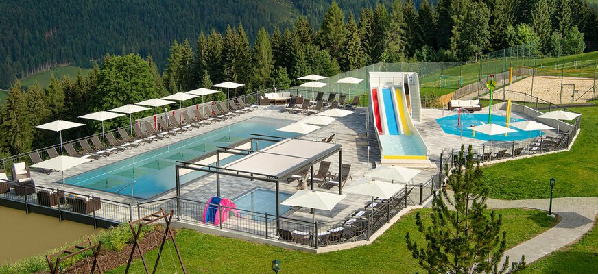 Blick über das Outdoor-Badeparadies