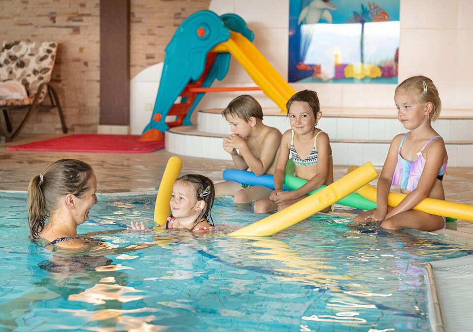 Kinder beim Schwimmkurs