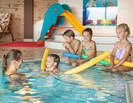 Kinder beim Schwimmkurs