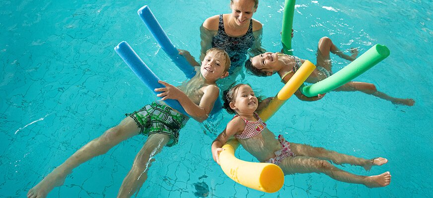 Kinder beim Schwimmkurs im Hallenbad