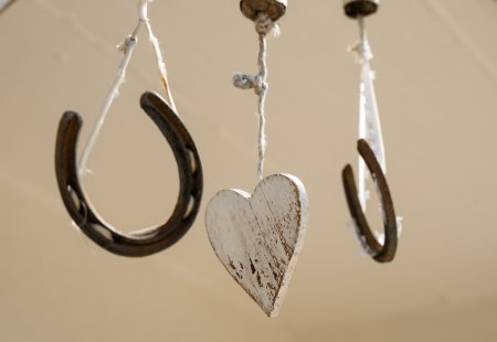 Hufeisen und Holzherz als rustikale Dekoration