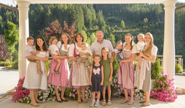 Familienfoto der Familie Arnold mit ihren 4 Töchtern und deren 7 Kindern
