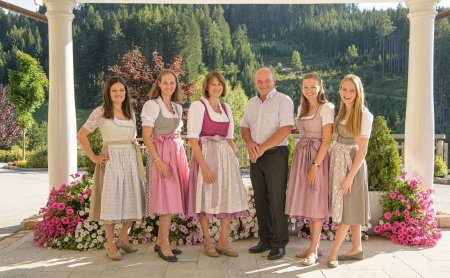 Familienfoto von der Gastgeberfamilie gekleidet in Tracht