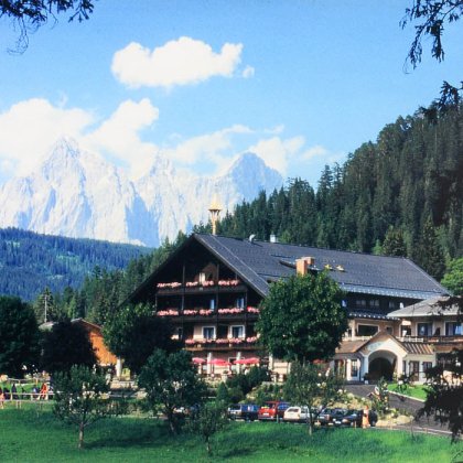 Altes Foto vom Hotel Seitenalm im Jahr 1995 mit massiven Bergen im Hintergrund