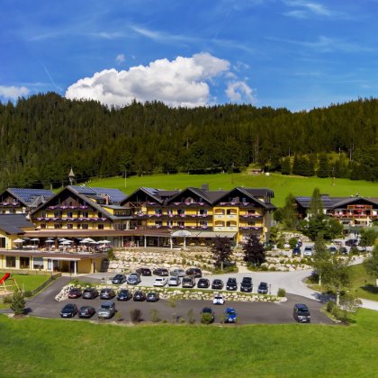 Hotel mit großem Spielplatz und Terrasse in sonniger Panoramalage