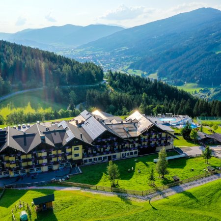 Hotelanlage mit Pool, Streichelzoo, Spielplatz und Blick ins Tal