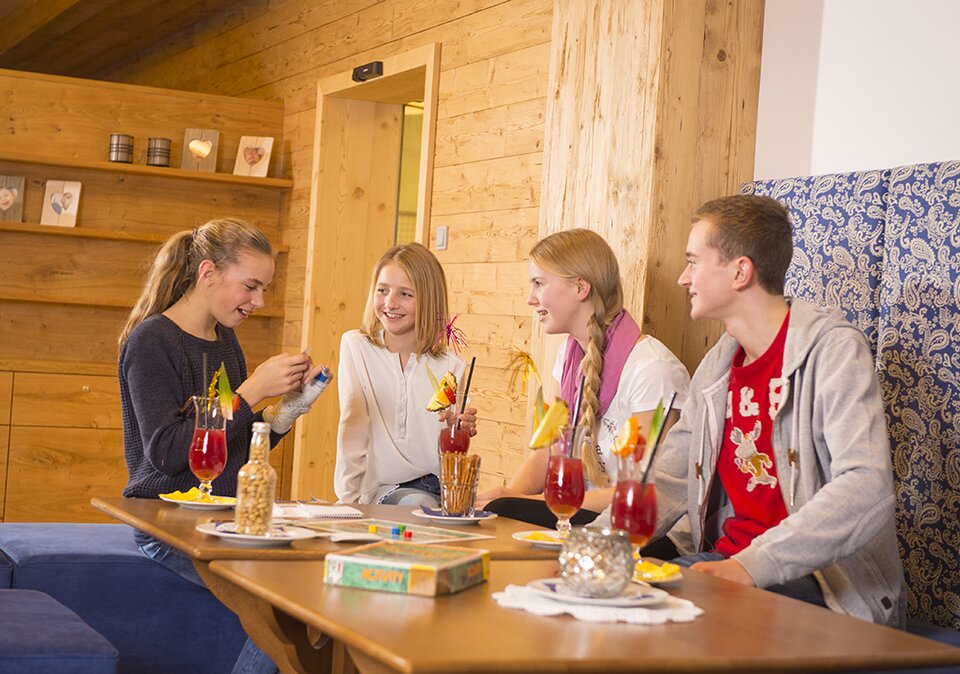 Teenager beim Cocktail trinken