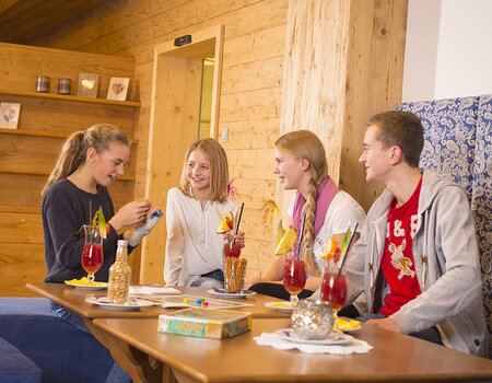 Teenager beim Cocktail trinken