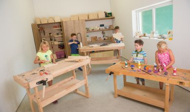 Kinder werken und basteln in der Holzwerkstatt