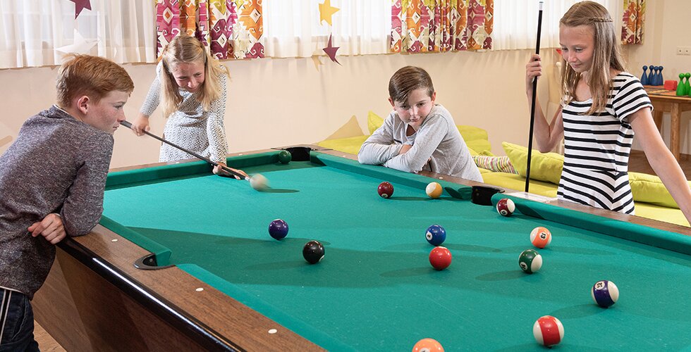 Teenager beim Billiard spielen im Chill-Out Room