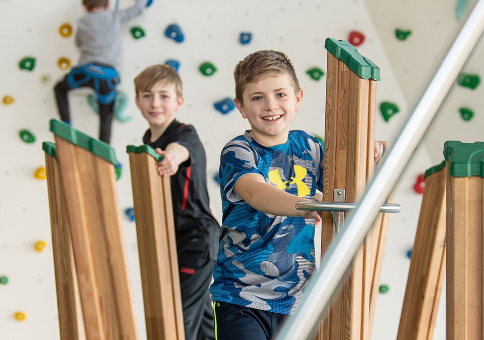 Kinder in beim Klettern in der Familien-Erlebniswelt