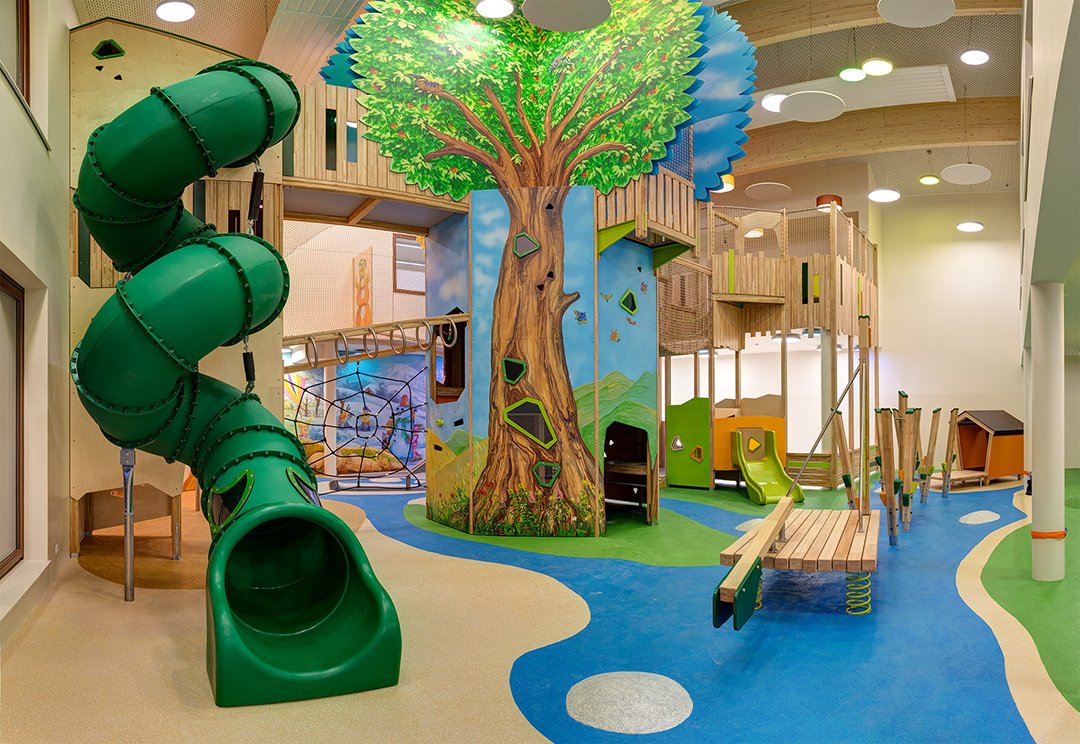 Abenteuerlicher Indoorspielplatz mit Baumhaus, Kletterelementen und Rutsche