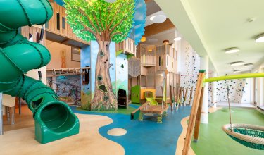 Großer Indoor-Spielplatz mit Baumhaus, Spiralrutsche und Hängebrücken