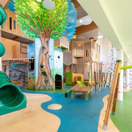 Großer Indoor-Spielplatz mit Baumhaus, Spiralrutsche und Hängebrücken