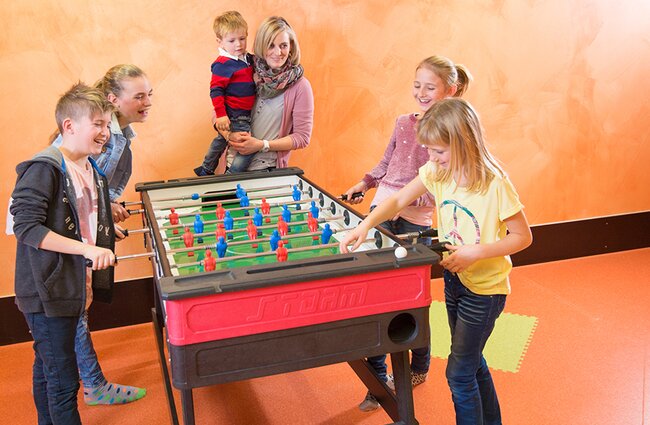 Kinder beim Tischfußball spielen