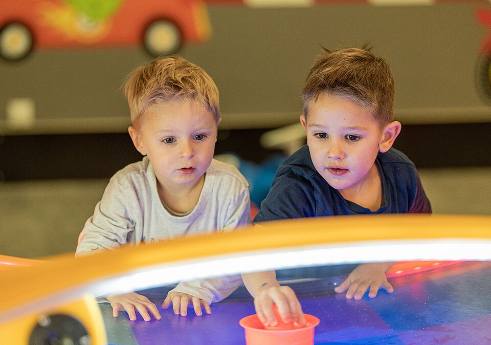 Kinder beim Airhockey spielen