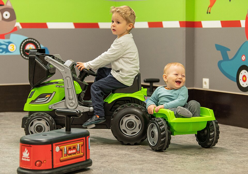 Kleinkinder beim Spielen im Familienspielraum